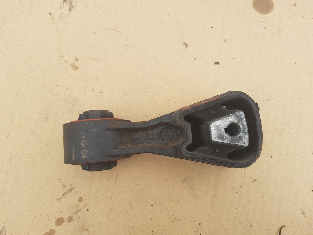 Dzinēja spilvens priekš PEUGEOT 407 2004 1 Dzinēja spilvens priekš PEUGEOT 407 2004