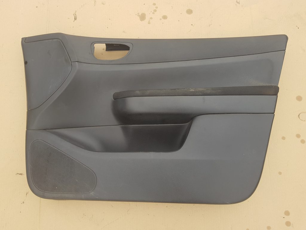 Priekšējo labo durvju apdare priekš PEUGEOT 307 2007 1 Priekšējo labo durvju apdare priekš PEUGEOT 307 2007