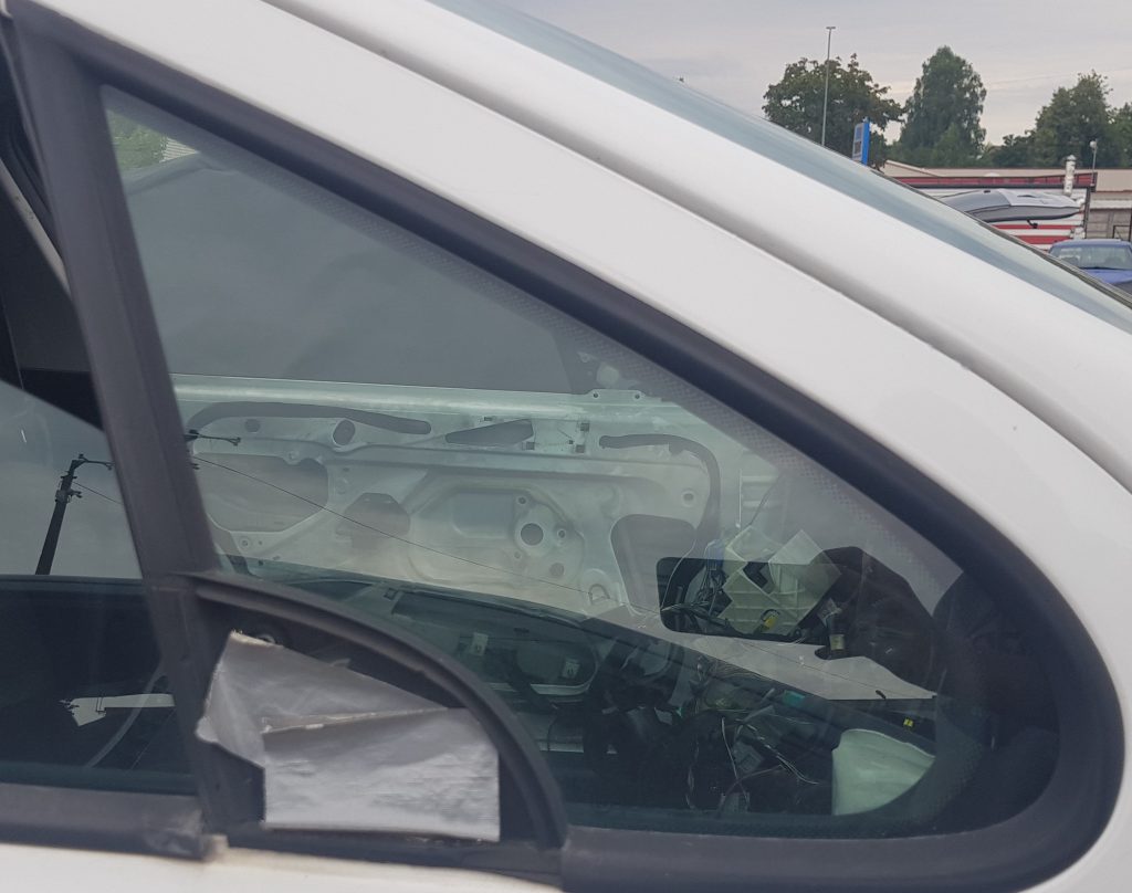 Priekšējais sānu stikls, pa labi priekš PEUGEOT 307 2007 1 Priekšējais sānu stikls, pa labi priekš PEUGEOT 307 2007