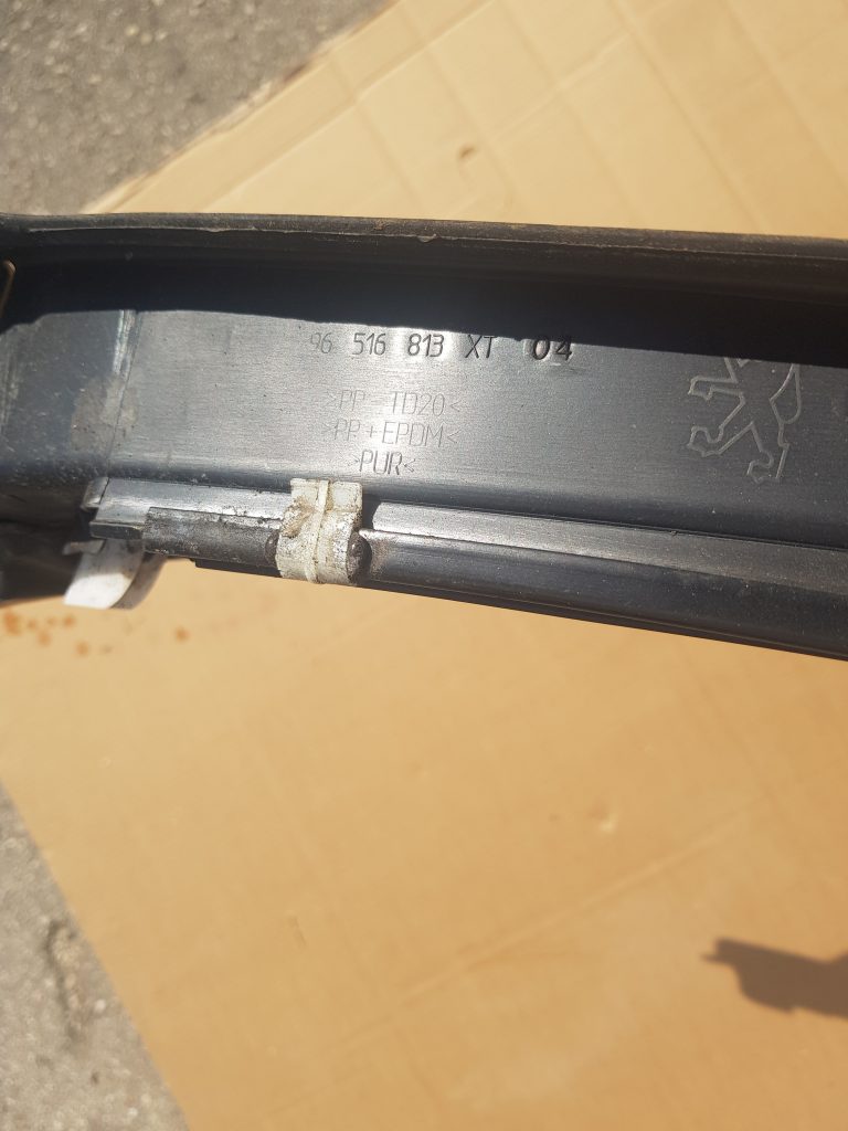 Vējstikla uzlikas (deflektora) režģis priekš PEUGEOT 407 2005 2 Vējstikla uzlikas (deflektora) režģis priekš PEUGEOT 407 2005