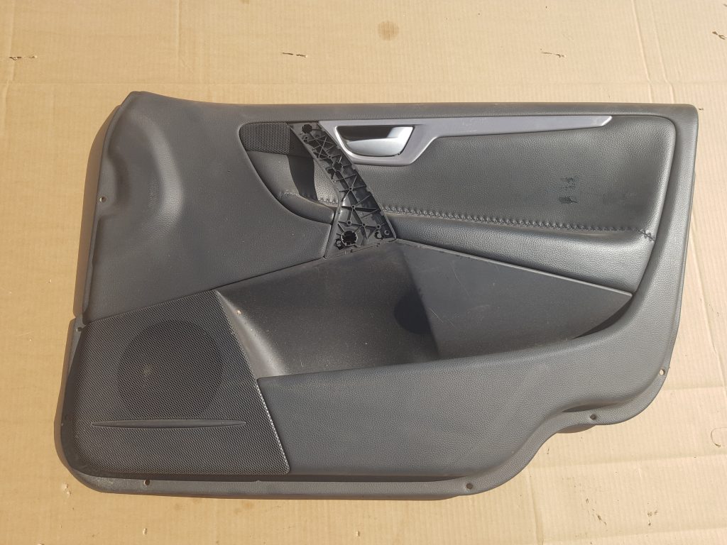 Priekšējo labo durvju apdare priekš VOLVO XC70 2004 1 Priekšējo labo durvju apdare priekš VOLVO XC70 2004