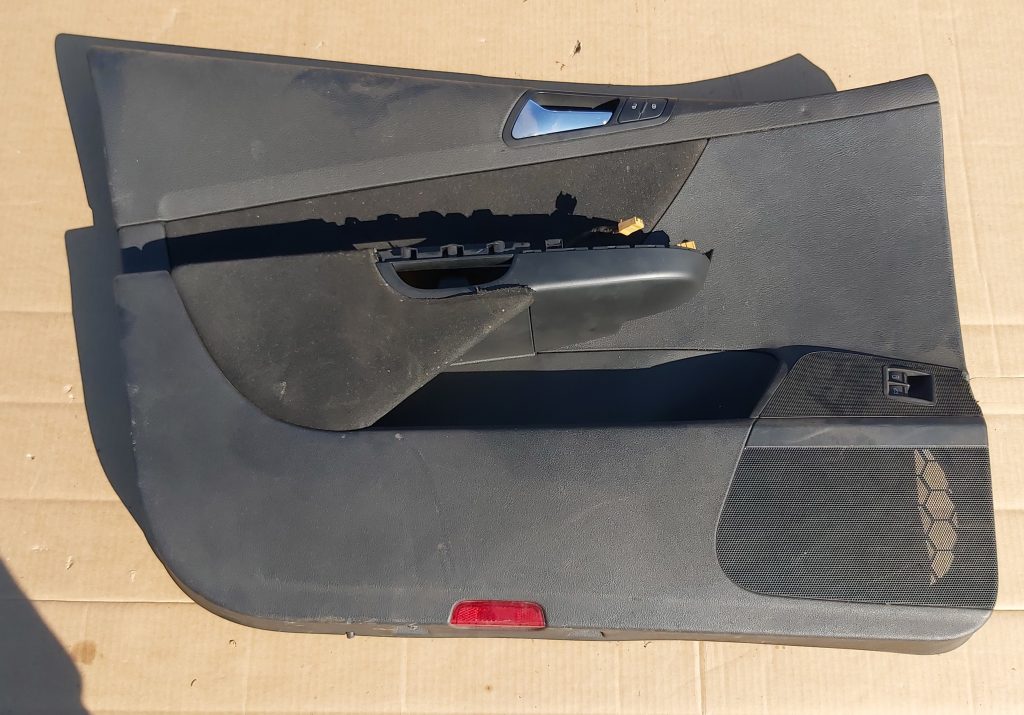 Priekšējo kreiso durvju apdare priekš VW PASSAT 2007 UNIVERSAL SILVER 1 Priekšējo kreiso durvju apdare priekš VW PASSAT 2007 UNIVERSAL SILVER