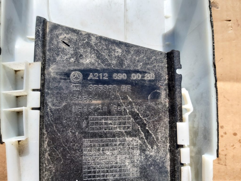 Vidējas salona statnes apdare priekš MERCEDES BENZ E250 W212 2014 2 Vidējas salona statnes apdare priekš MERCEDES BENZ E250 W212 2014