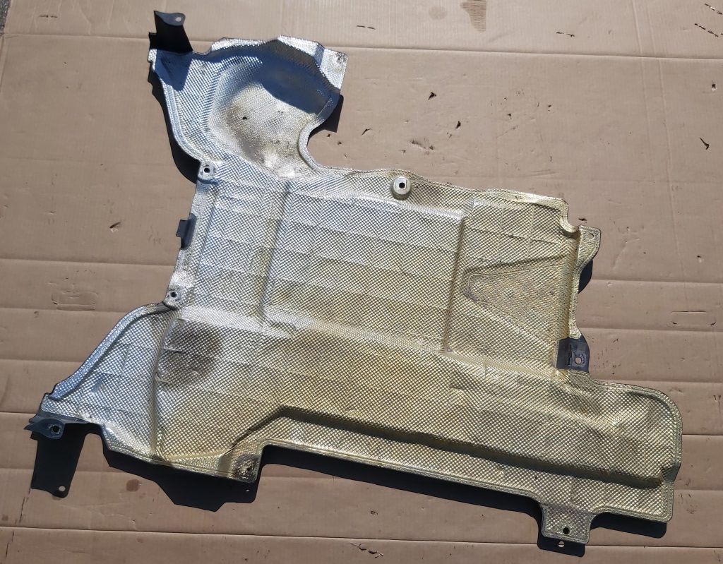 Izpūtēja sistēmas karstuma aizsargs priekš MERCEDES BENZ E250 W212 2014 1 Izpūtēja sistēmas karstuma aizsargs priekš MERCEDES BENZ E250 W212 2014