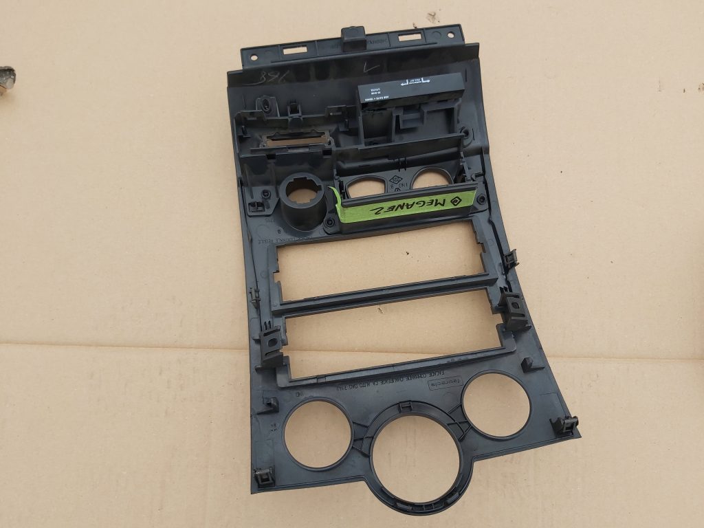 Mērinstrumentu paneļa dekoratīvais rāmis priekš RENAULT MEGANE 2004 2 Mērinstrumentu paneļa dekoratīvais rāmis priekš RENAULT MEGANE 2004