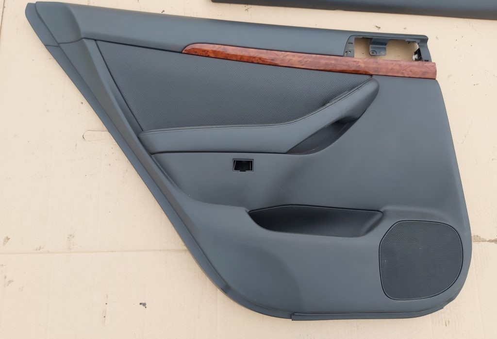 Aizmugurējo kreiso durvju apdare priekš TOYOTA AVENSIS 2004 1 Aizmugurējo kreiso durvju apdare priekš TOYOTA AVENSIS 2004