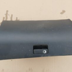 Mantu glabāšanas nodalījums pasažiera pusē priekš TOYOTA AVENSIS 2004