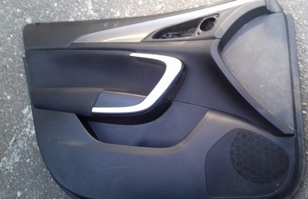 Priekšējo kreiso durvju apdare priekš OPEL INSIGNIA SPORTS TOURER 2010 1 Priekšējo kreiso durvju apdare priekš OPEL INSIGNIA SPORTS TOURER 2010