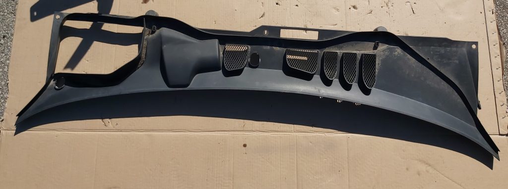 Vējstikla uzlikas (deflektora) režģis priekš VOLVO V70 1997 1 Vējstikla uzlikas (deflektora) režģis priekš VOLVO V70 1997