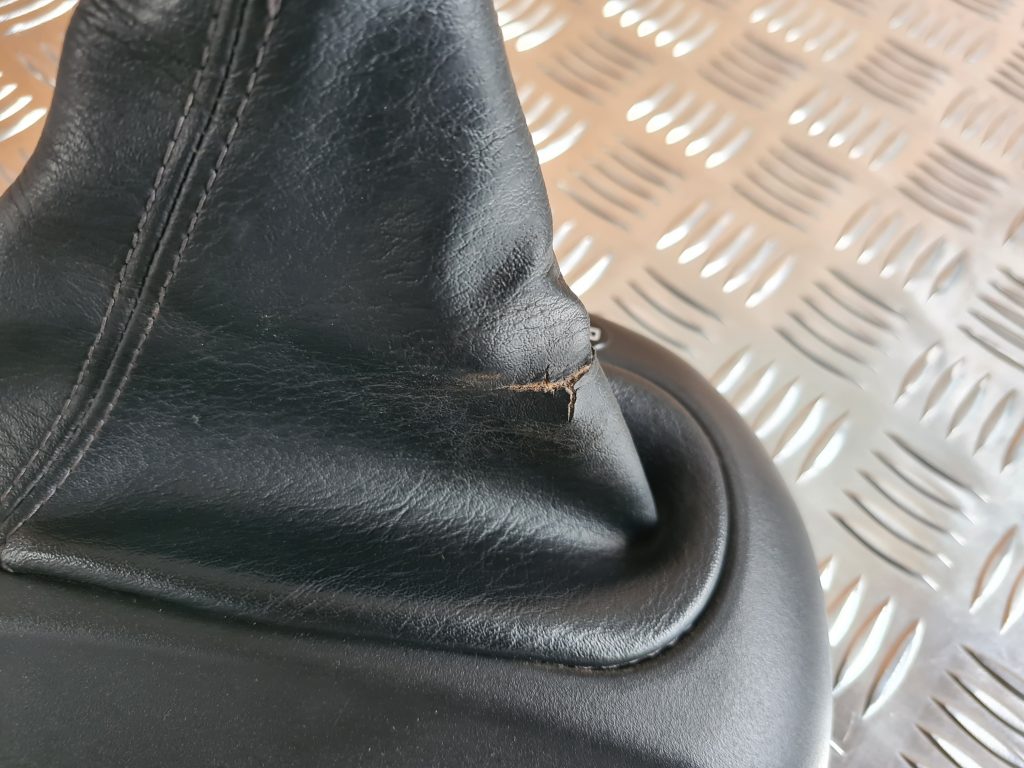 Pārnesumu pārslēgšanas kloķa auduma pārvalks priekš CHRYSLER SEBRING 2006 3 Pārnesumu pārslēgšanas kloķa auduma pārvalks priekš CHRYSLER SEBRING 2006