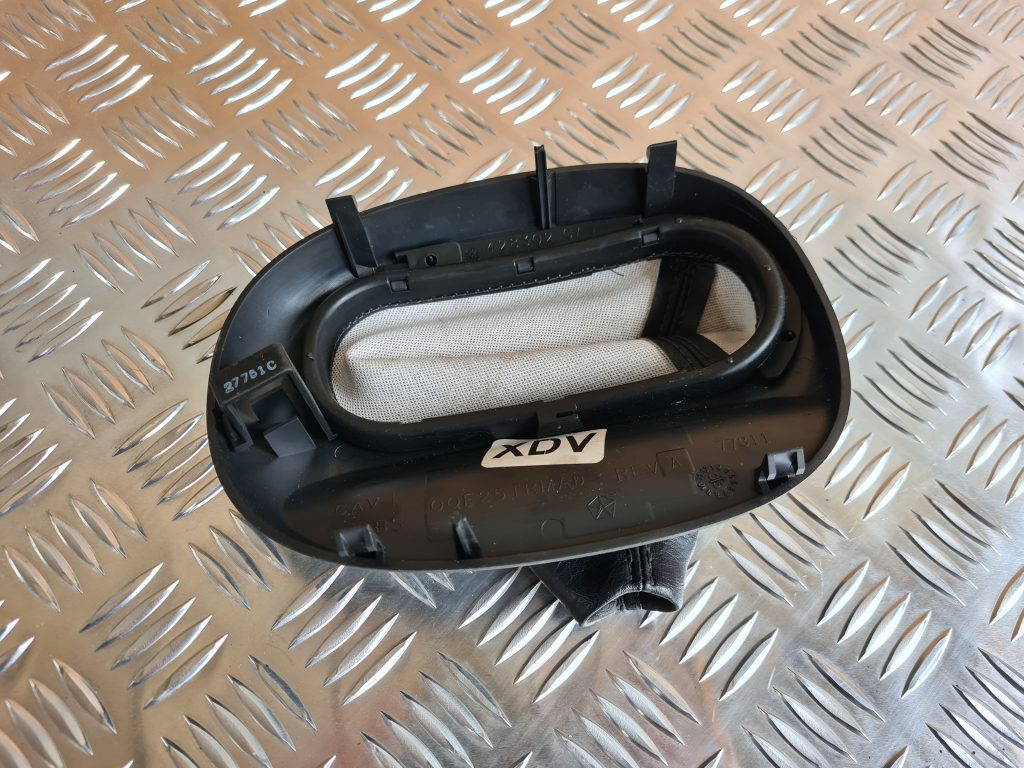 Pārnesumu pārslēgšanas kloķa auduma pārvalks priekš CHRYSLER SEBRING 2006 5 Pārnesumu pārslēgšanas kloķa auduma pārvalks priekš CHRYSLER SEBRING 2006