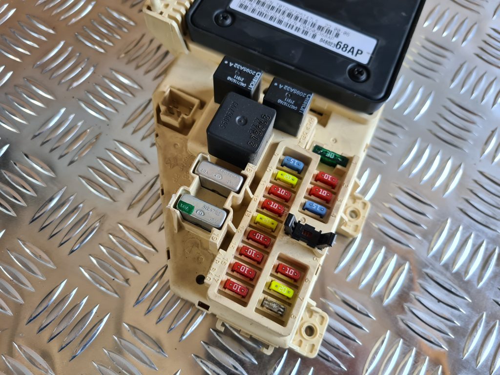 Drošinātāju bloks priekš CHRYSLER SEBRING 2006 2 Drošinātāju bloks priekš CHRYSLER SEBRING 2006