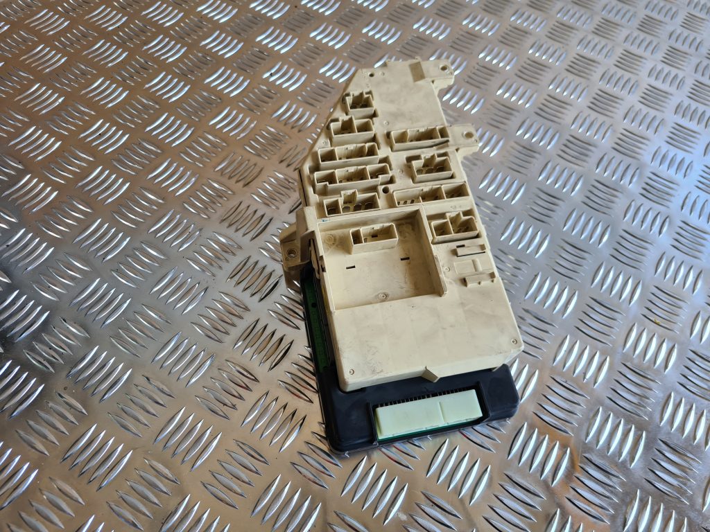 Drošinātāju bloks priekš CHRYSLER SEBRING 2006 3 Drošinātāju bloks priekš CHRYSLER SEBRING 2006