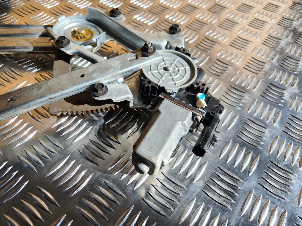 Stikla pacelšanas mehānisms priekšējais kreisais priekš CHRYSLER SEBRING 2006 3 Stikla pacelšanas mehānisms priekšējais kreisais priekš CHRYSLER SEBRING 2006