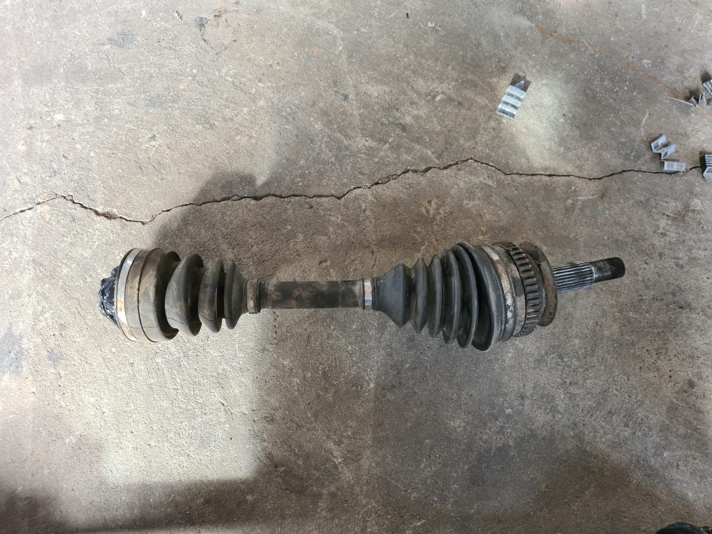 Pusass priekšējā kreisā priekš CHRYSLER SEBRING 2006 1 Pusass priekšējā kreisā priekš CHRYSLER SEBRING 2006