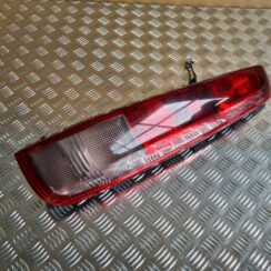 Aizmugurējais labais lukturis priekš NISSAN X-TRAIL 2005