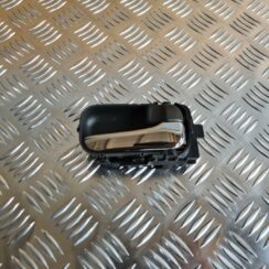 Salona durvju rokturis, aizmugures labais priekš NISSAN X-TRAIL 2005