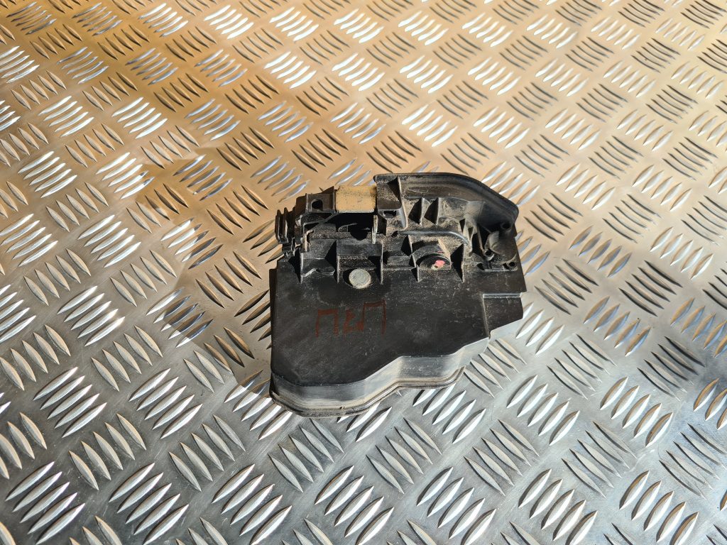 Priekšējo labo durvju slēdzene priekš BMW 525 E60 2006 OLIVE 2 Priekšējo labo durvju slēdzene priekš BMW 525 E60 2006 OLIVE