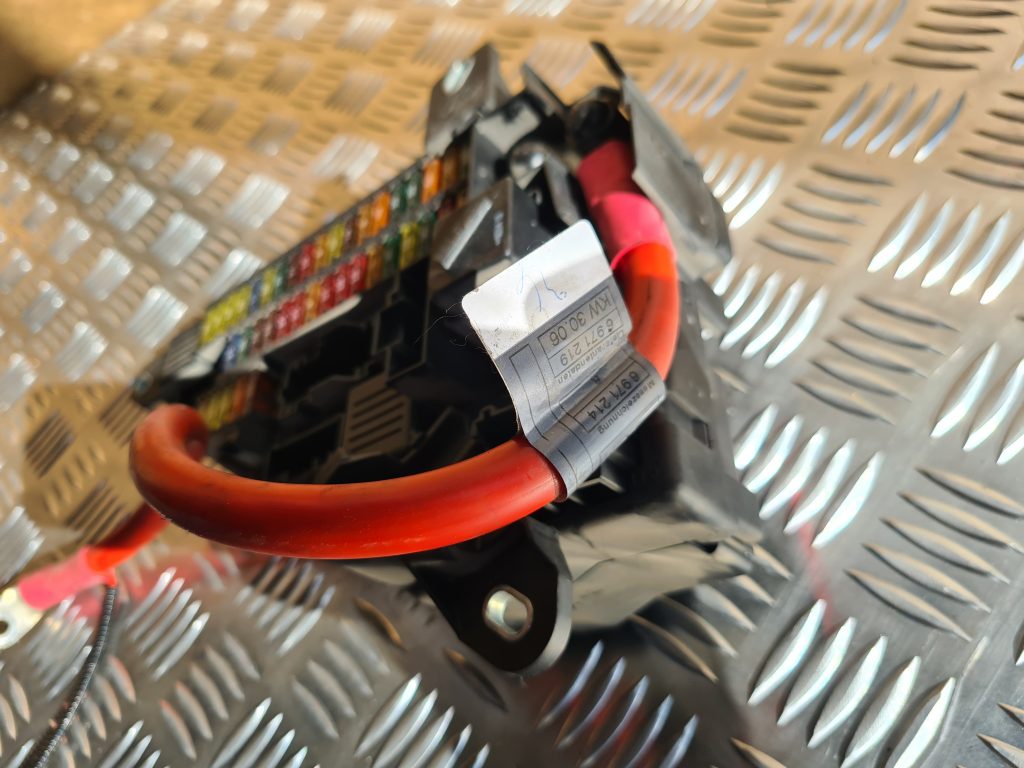 Drošinātāju relejas kaste priekš BMW 525 E60 2006 OLIVE 3 Drošinātāju relejas kaste priekš BMW 525 E60 2006 OLIVE