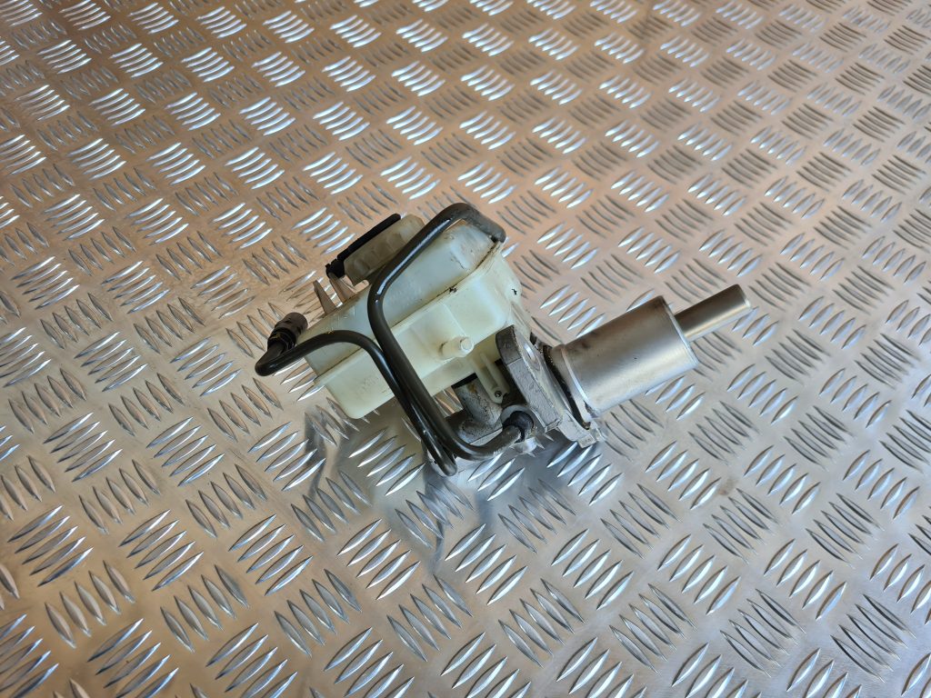 Bremžu pastiprinātāja galvenais cilindrs priekš BMW 525 E60 2006 OLIVE 1 Bremžu pastiprinātāja galvenais cilindrs priekš BMW 525 E60 2006 OLIVE