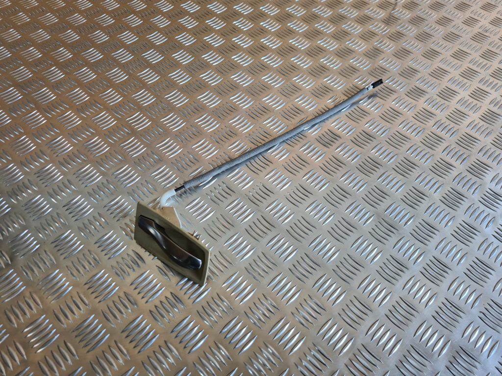 Salona durvju rokturis, priekšējais labais priekš BMW 525 E60 2006 OLIVE 1 Salona durvju rokturis, priekšējais labais priekš BMW 525 E60 2006 OLIVE