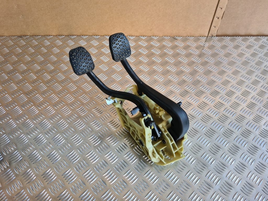 Pedāļu bloks priekš BMW 525 E60 2006 OLIVE 1 Pedāļu bloks priekš BMW 525 E60 2006 OLIVE