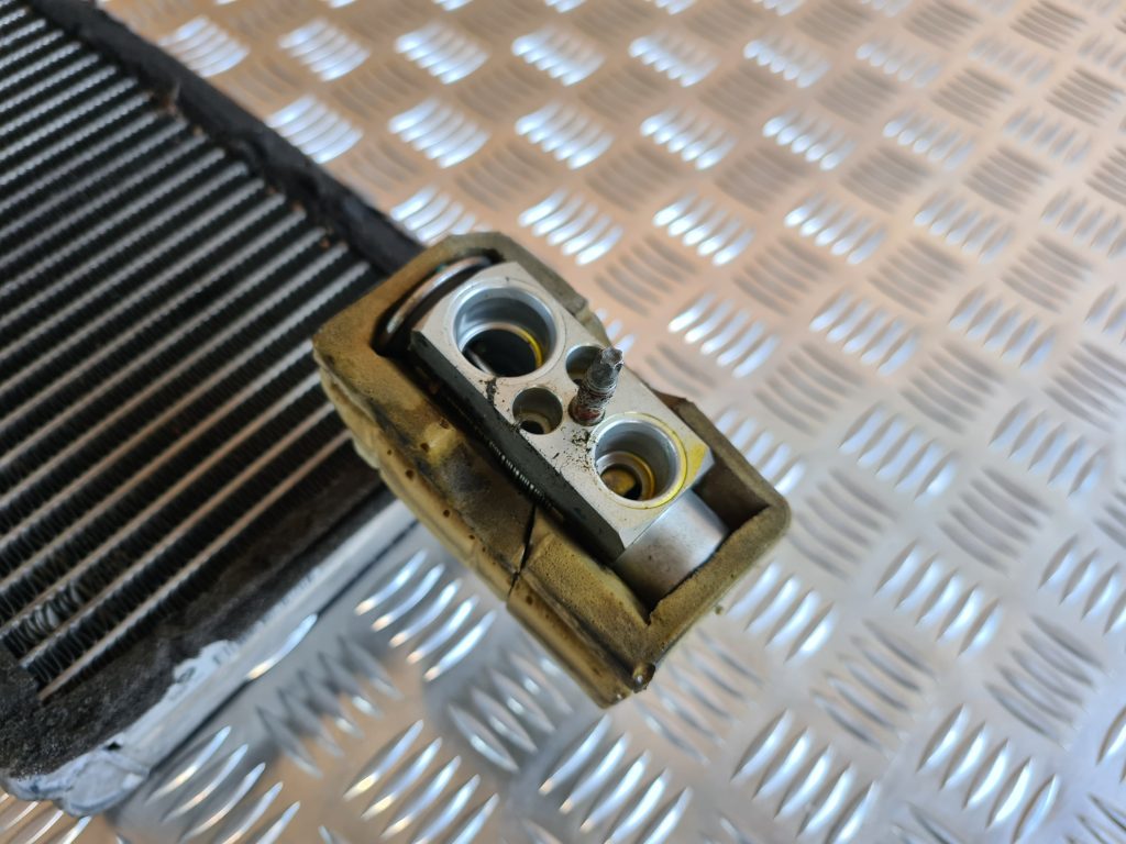 Gaisa kondicionēšanas radiators salonā priekš BMW 525 E60 2006 OLIVE 4 Gaisa kondicionēšanas radiators salonā priekš BMW 525 E60 2006 OLIVE