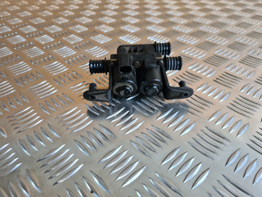 Apsildes radiatora vārsts priekš BMW 525 E60 2006 OLIVE 2 Apsildes radiatora vārsts priekš BMW 525 E60 2006 OLIVE