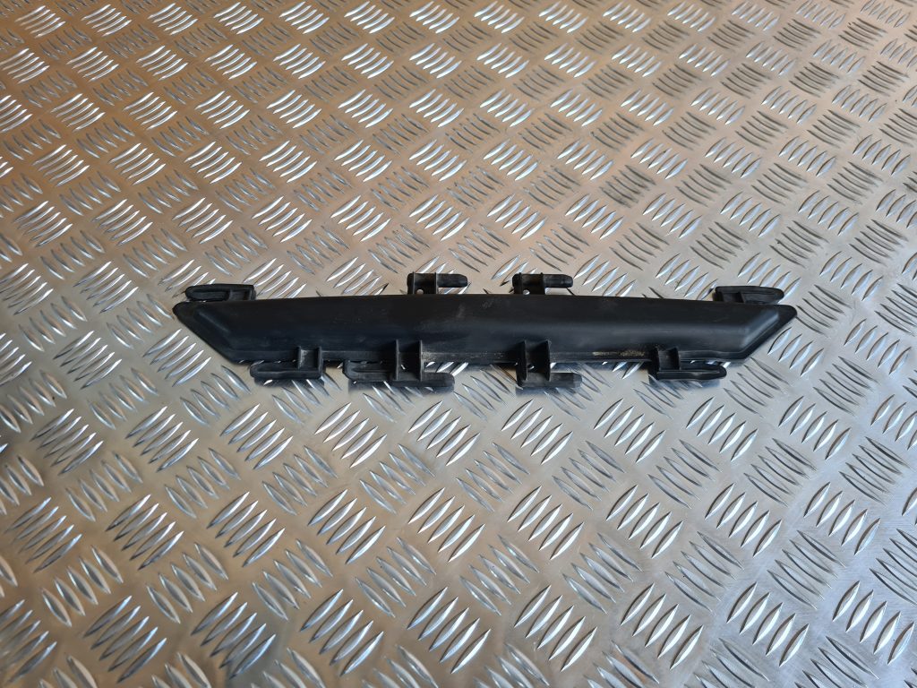 Salona gaisa filtra korpusa vāks priekš BMW 525 E60 2006 OLIVE 2 Salona gaisa filtra korpusa vāks priekš BMW 525 E60 2006 OLIVE