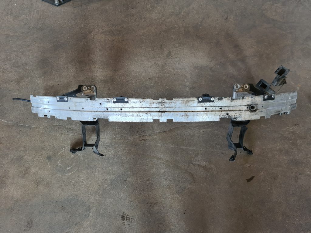 Aizmugurējā bufera pastiprinātājs priekš BMW 525 E60 2006 OLIVE 1 Aizmugurējā bufera pastiprinātājs priekš BMW 525 E60 2006 OLIVE