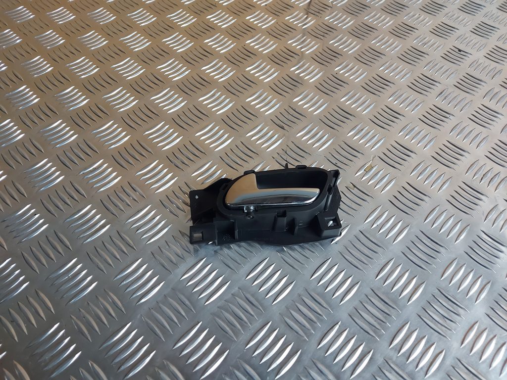 Salona durvju rokturis, priekšējais kreisais priekš PEUGEOT 407 2006 1 Salona durvju rokturis, priekšējais kreisais priekš PEUGEOT 407 2006