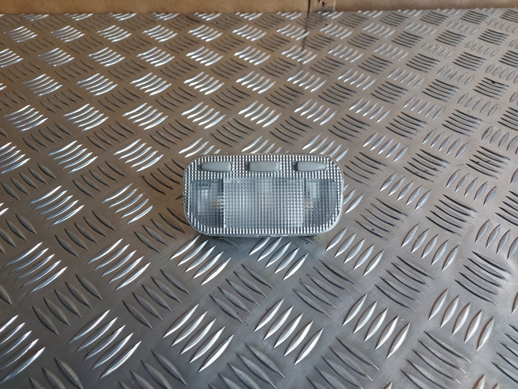 Priekšējo sēdvietu apgaismojums priekš PEUGEOT 407 2006 1 Priekšējo sēdvietu apgaismojums priekš PEUGEOT 407 2006