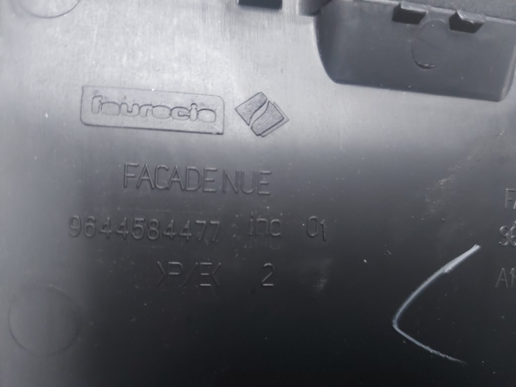 Centrālās konsoles nodalījums priekš PEUGEOT 407 2006 3 Centrālās konsoles nodalījums priekš PEUGEOT 407 2006