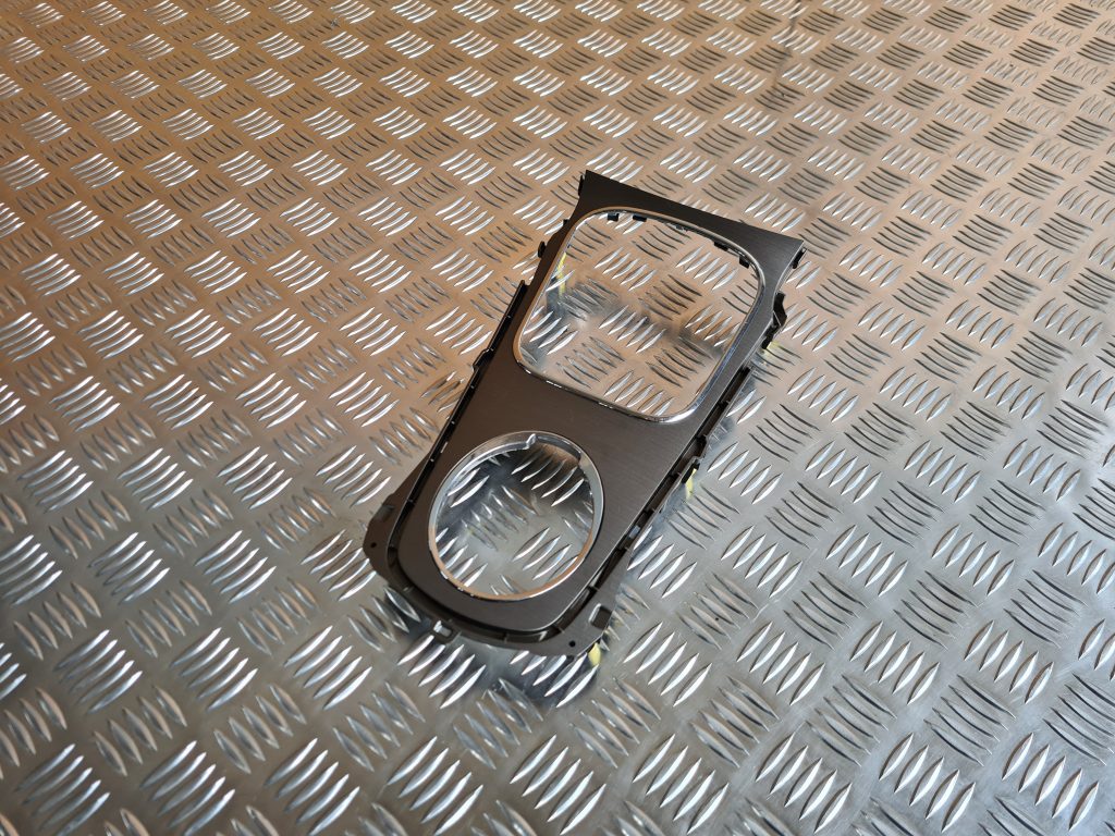 Dekoratīvs rāmis pārnesumu selektoram priekš TOYOTA AVENSIS 2012 1 Dekoratīvs rāmis pārnesumu selektoram priekš TOYOTA AVENSIS 2012