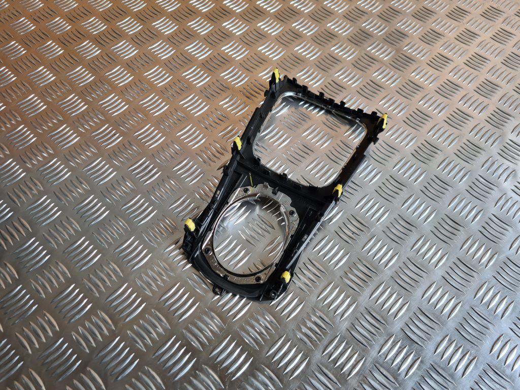 Dekoratīvs rāmis pārnesumu selektoram priekš TOYOTA AVENSIS 2012 3 Dekoratīvs rāmis pārnesumu selektoram priekš TOYOTA AVENSIS 2012