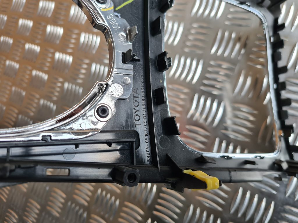 Dekoratīvs rāmis pārnesumu selektoram priekš TOYOTA AVENSIS 2012 2 Dekoratīvs rāmis pārnesumu selektoram priekš TOYOTA AVENSIS 2012