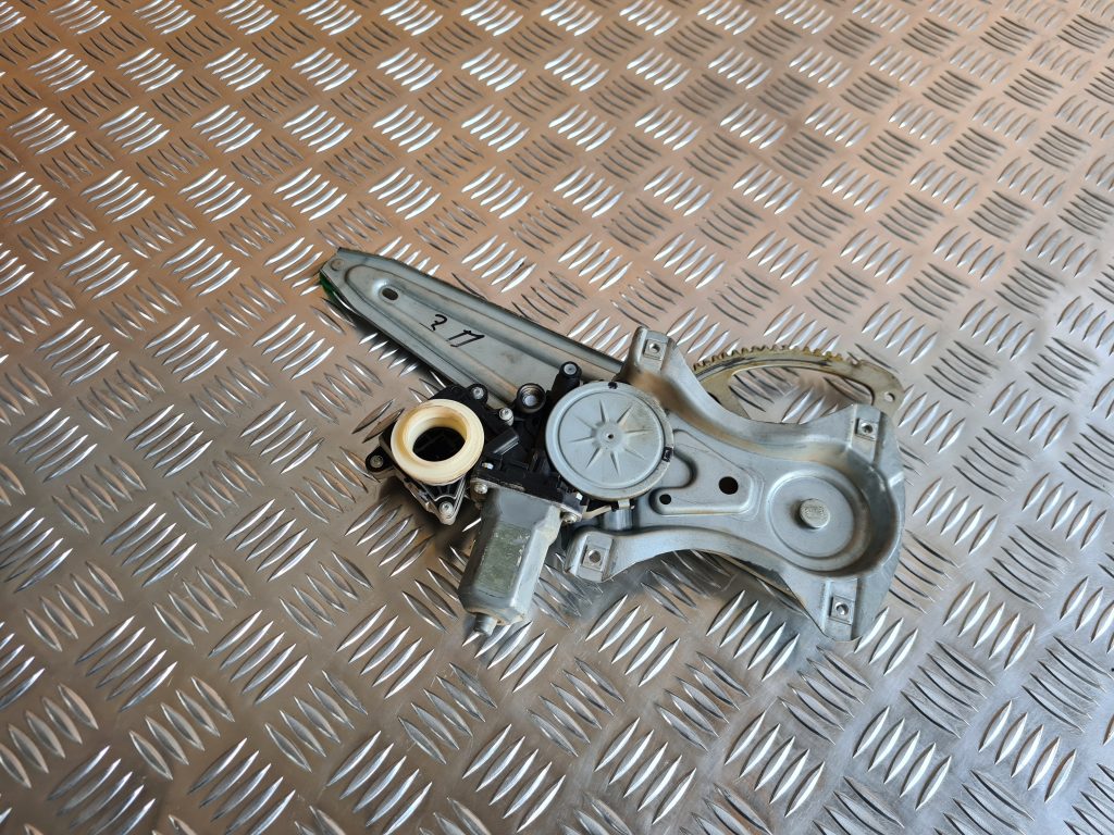 Stikla pacelšanas mehānisms aizmugurējais labais priekš TOYOTA AVENSIS 2012 1 Stikla pacelšanas mehānisms aizmugurējais labais priekš TOYOTA AVENSIS 2012