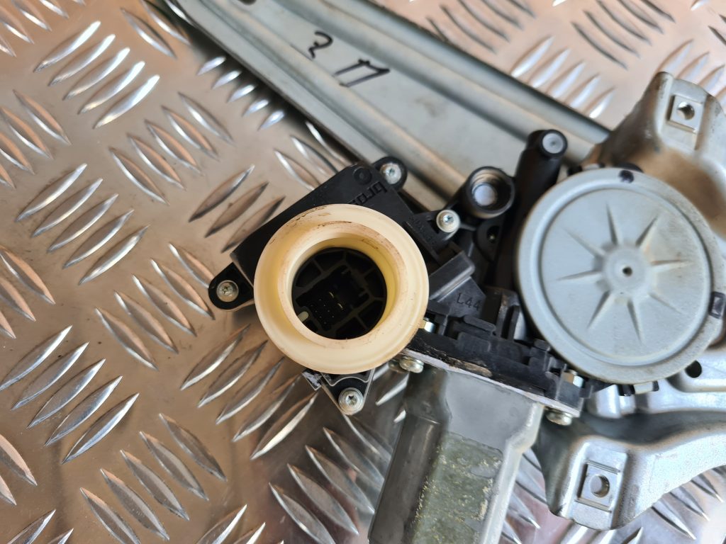 Stikla pacelšanas mehānisms aizmugurējais labais priekš TOYOTA AVENSIS 2012 3 Stikla pacelšanas mehānisms aizmugurējais labais priekš TOYOTA AVENSIS 2012