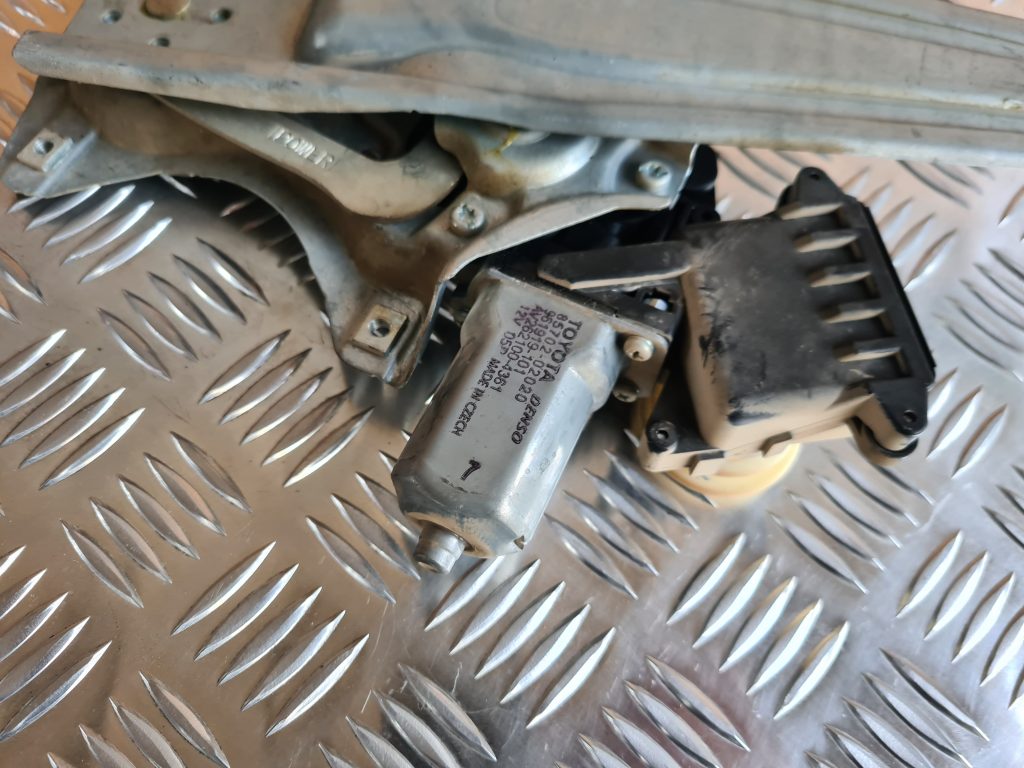 Stikla pacelšanas mehānisms aizmugurējais labais priekš TOYOTA AVENSIS 2012 2 Stikla pacelšanas mehānisms aizmugurējais labais priekš TOYOTA AVENSIS 2012