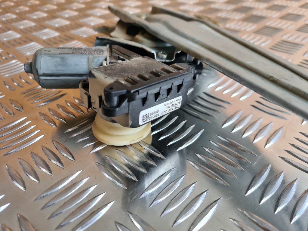 Stikla pacelšanas mehānisms aizmugurējais labais priekš TOYOTA AVENSIS 2012 5 Stikla pacelšanas mehānisms aizmugurējais labais priekš TOYOTA AVENSIS 2012