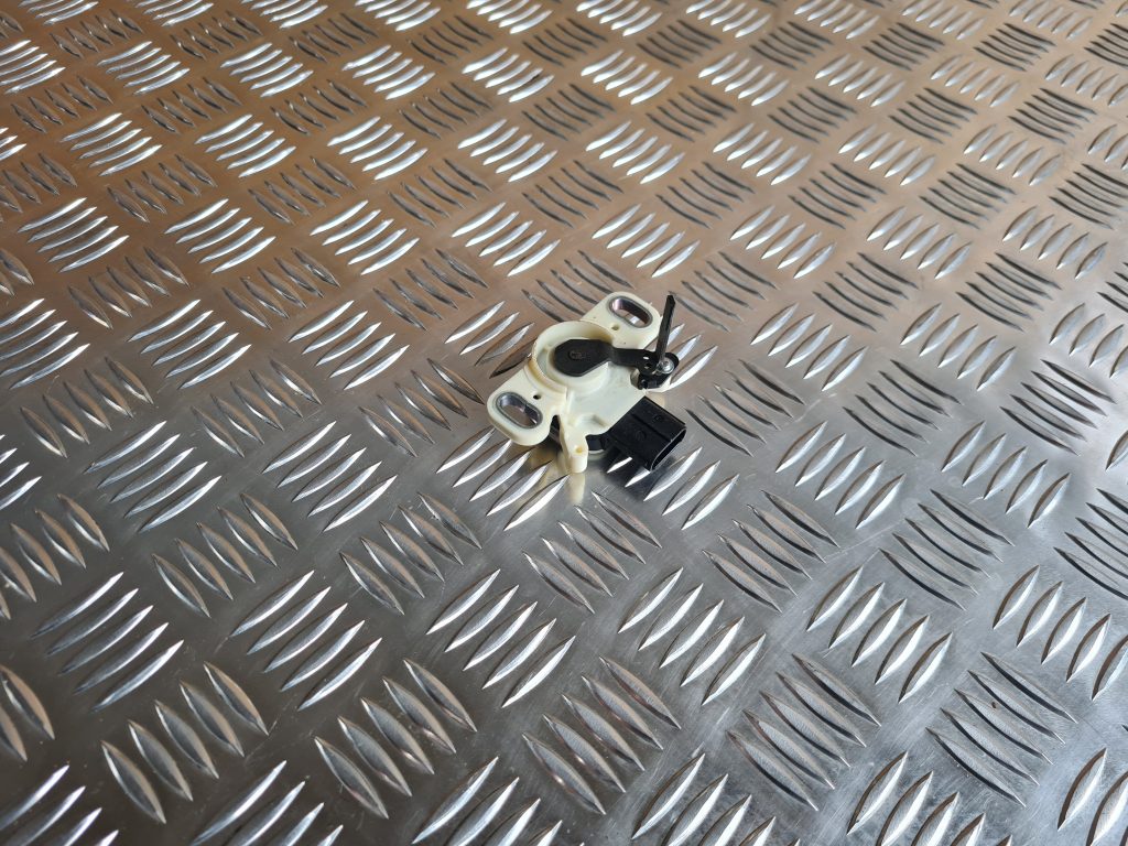 Bremžu signāla slēdzis priekš TOYOTA AVENSIS 2012 1 Bremžu signāla slēdzis priekš TOYOTA AVENSIS 2012