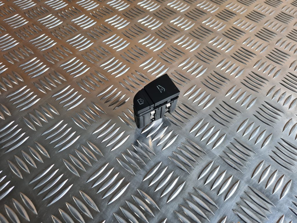 Mantu glabāšanas nodalījuma poga priekš AUDI A6 AVANT 2007 QUATTRO 1 Mantu glabāšanas nodalījuma poga priekš AUDI A6 AVANT 2007 QUATTRO