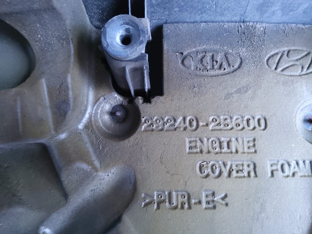 Dzinēja dekoratīvais vāks priekš KIA CEED 2013 2 Dzinēja dekoratīvais vāks priekš KIA CEED 2013