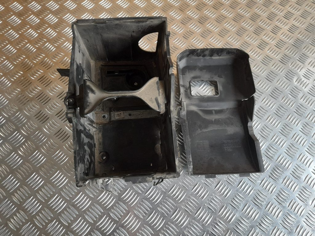 Akumulatora stiprināšanas korpuss priekš VOLVO S40 2007 1 Akumulatora stiprināšanas korpuss priekš VOLVO S40 2007