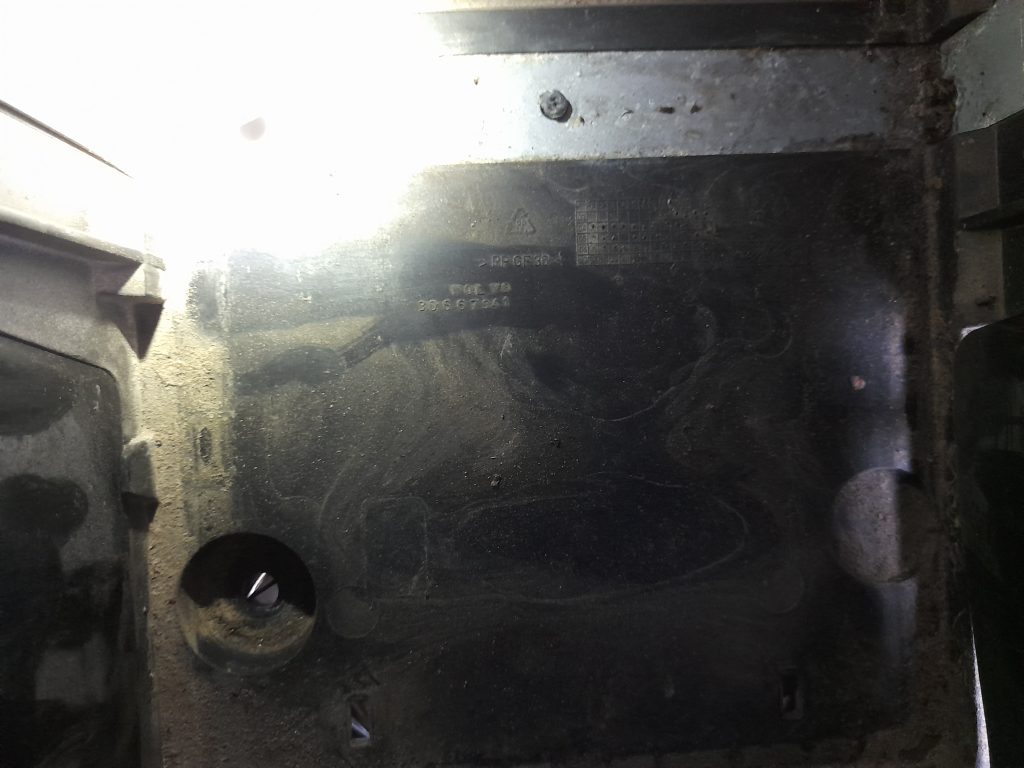 Akumulatora stiprināšanas korpuss priekš VOLVO S40 2007 2 Akumulatora stiprināšanas korpuss priekš VOLVO S40 2007