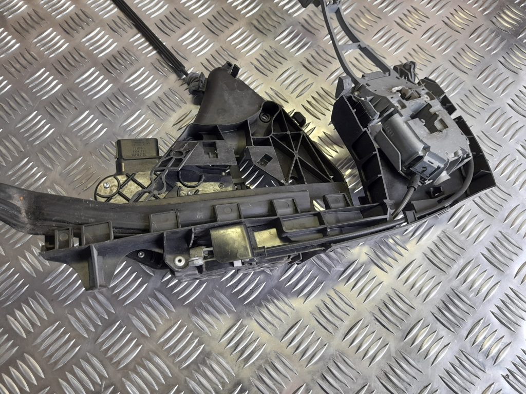 Priekšējo kreiso durvju slēdzene priekš VOLVO S40 2007 1 Priekšējo kreiso durvju slēdzene priekš VOLVO S40 2007