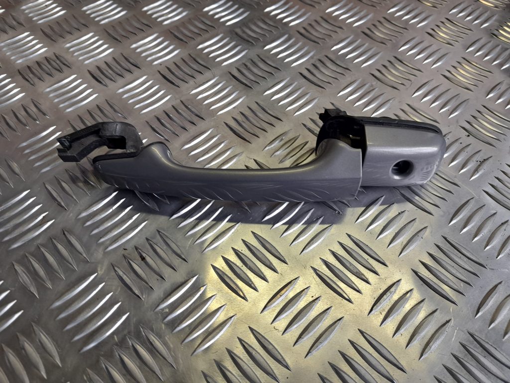 Priekšējāis kreisais durvju rokturis priekš VOLVO S40 2007 1 Priekšējāis kreisais durvju rokturis priekš VOLVO S40 2007