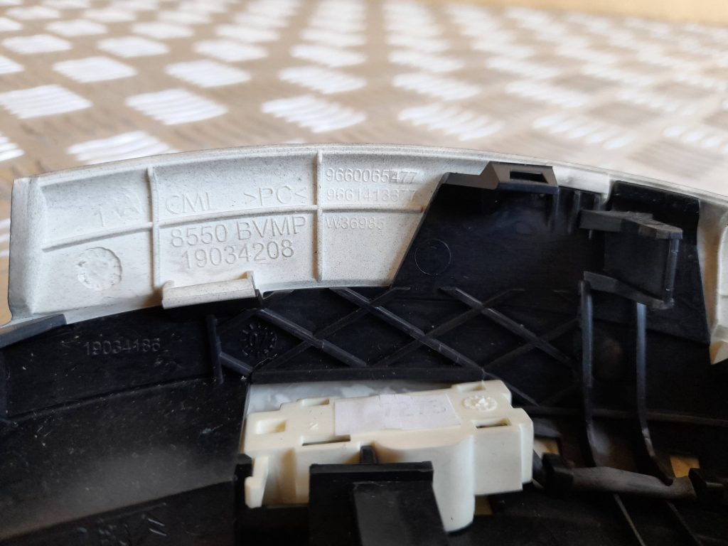 Dekoratīvs rāmis pārnesumu selektoram priekš CITROEN PICASSO 2007 2 Dekoratīvs rāmis pārnesumu selektoram priekš CITROEN PICASSO 2007