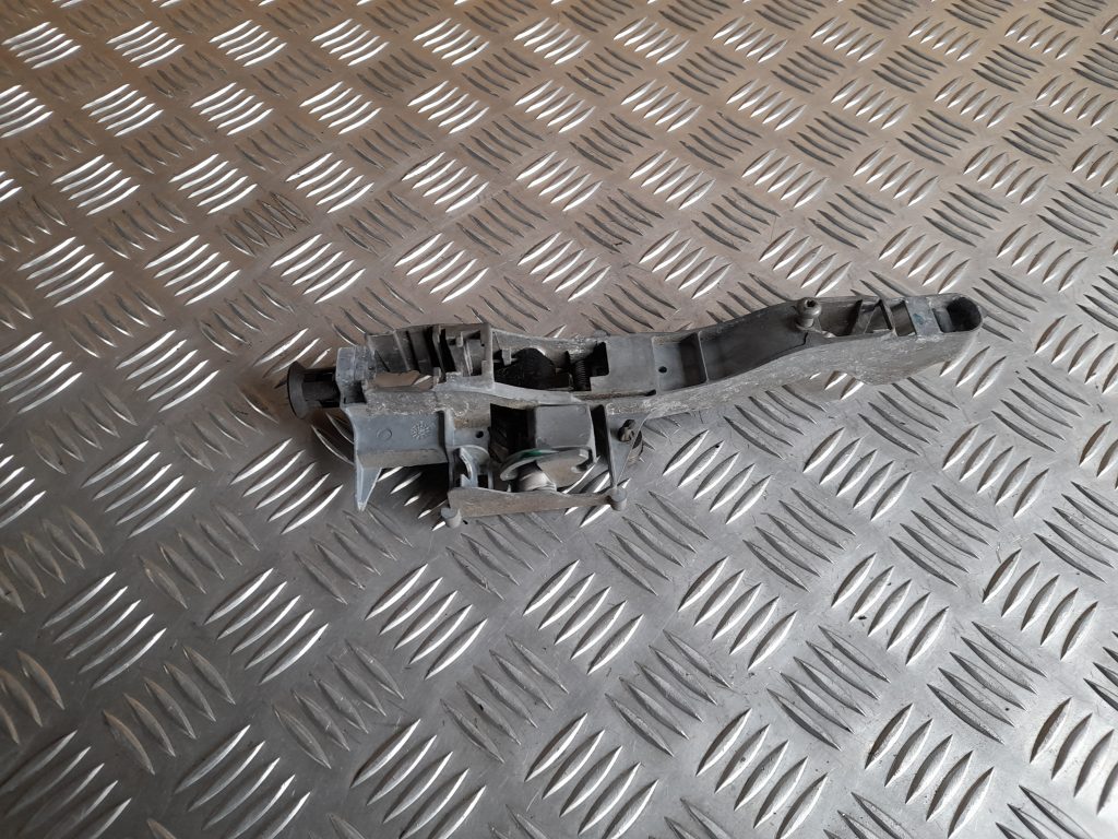 Priekšējāis kreisais durvju rokturis priekš CITROEN PICASSO 2007 1 Priekšējāis kreisais durvju rokturis priekš CITROEN PICASSO 2007