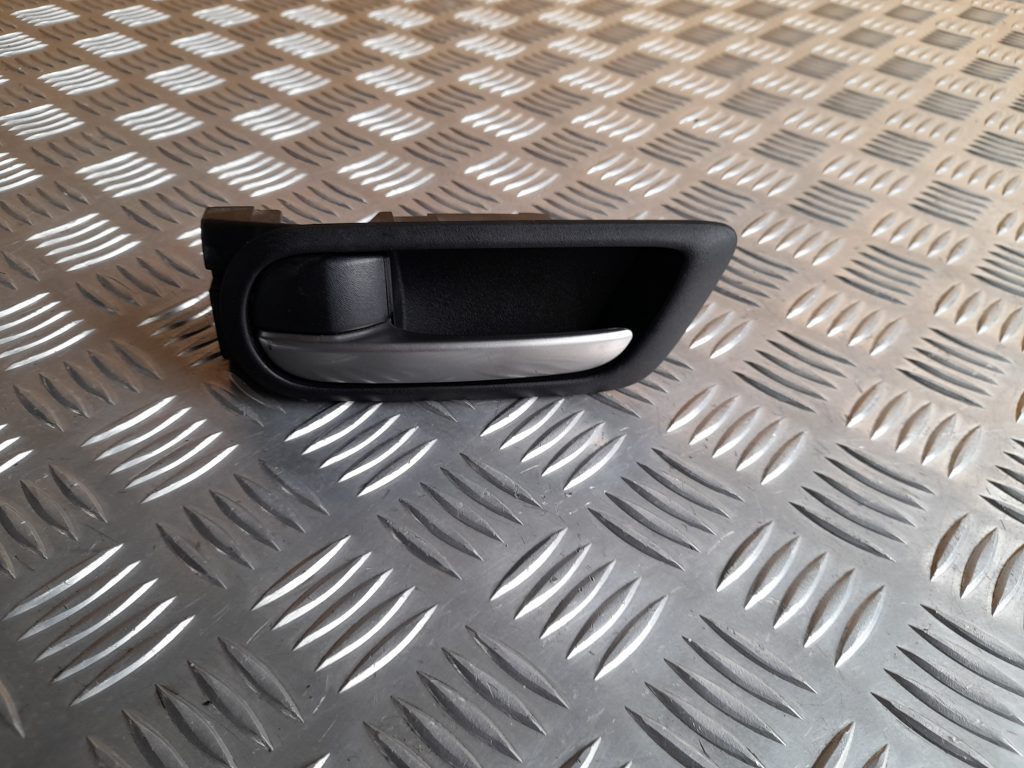 Salona durvju rokturis, aizmugures kreisais priekš MAZDA 6 2008 1 Salona durvju rokturis, aizmugures kreisais priekš MAZDA 6 2008